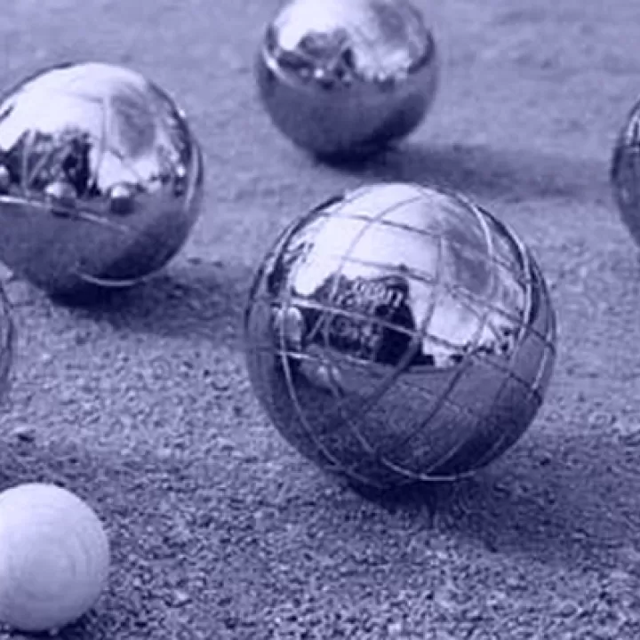 Pétanque classique sur gravier