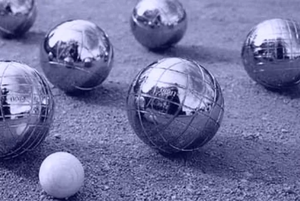 Pétanque classique sur gravier